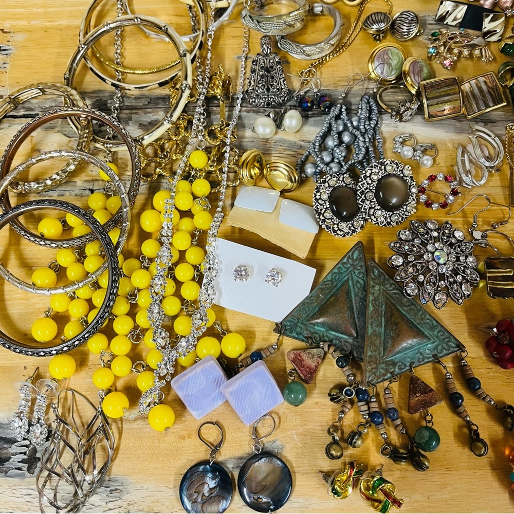 Jewelry Costume Jewelry Necklaces Brooches Bracelets Mixed Lot of 82 Pieces - Picture 2 of 16